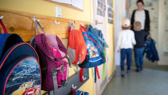 Ein Flur im Kindergarten mit zwei Kindern und einer Betreuerin. © picture alliance/dpa/dpa-Zentralbild Foto: Monika Skolimowska