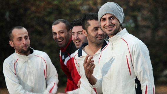 Männer in Sportkleidung lachen © NDR/Jann Wilken Foto: Jann Wilken