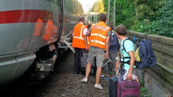 Passagiere eines ICE müssen aus einem liegen gebliebenen ICE in Hamburg-Rothenburgsort umsteigen. © TeleNewsNetwork 