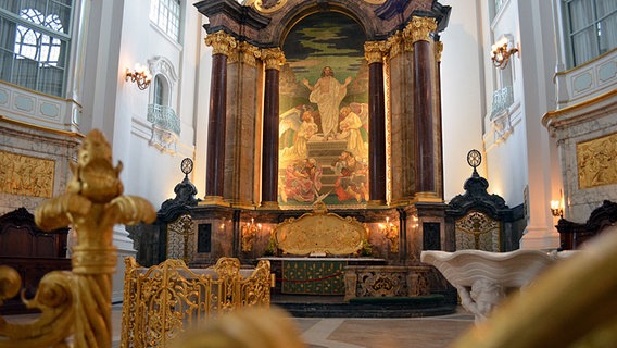 Blick auf den prunkvollen Altar im Hamburger Michel. © NDR.de Foto: Anne Arend
