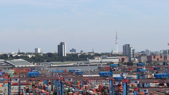 Aussicht über den Hamburger Hafen und die Innenstadt.  Foto: Claudia Wohlsperger