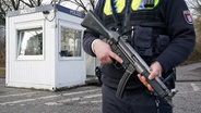 Ein Polizist steht vor einem Wachhäuschen während der Bewachung einer Synagoge. © picture alliance/dpa Foto: Marcus Brandt