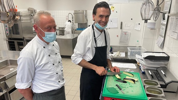 Ein Auszubildender schneidet Gemüse in der Küche des Hotels Baseler Hof. © NDR Foto: Anina Pommerenke