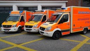 Drei Rettungswagen stehen im Innenhof der Feuerwache Berliner Tor, die Fahrzeige wwerden der Ukraine übergeben. © TNN 
