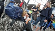 Jugendliche mit Koffern am Hamburger Hauptbahnhof. © picture alliance Foto: Bodo Marks