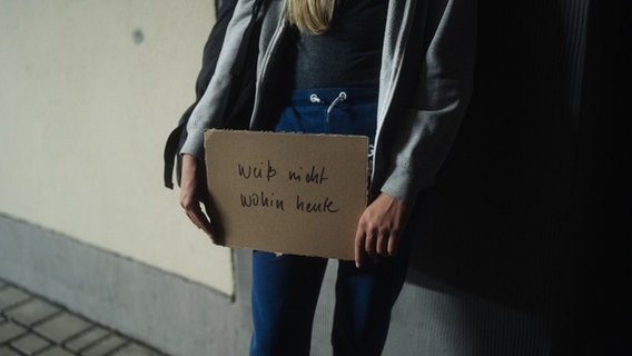 Eine junge Wohnungslose halt ein Schild in der Hand mit der Aufschrift: Weiß nicht wohin heute. © Offroadkids Foto: Mario Hausmann