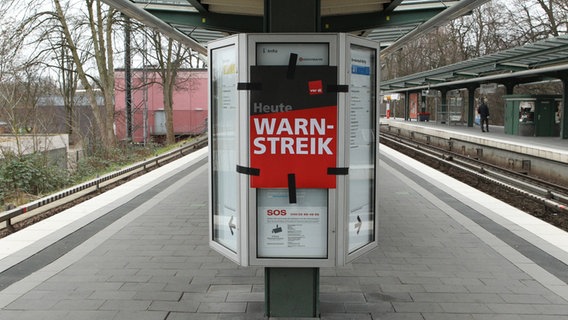 Der Hamburger U-Bahnhof Kellinghusenstraße ist menschenleer. Ein großes Warnstreik Plakat ist im Vordergerund. © NDR Foto: Hanno Bode
