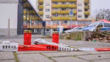 Am Tatort im Stadtteil Kesselstadt in Hanau wurden Blumen abgelegt und Kerzen aufgestellt. © dpa-Bildfunk Foto: Andreas Arnold