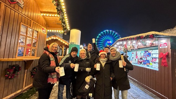 Moderatoren vom Nordmagazin und NDR Radio MV auf dem Weihnachtsmarkt - für die Aktion Hand in Hand für Norddeutschland. Moderatoren vom Nordmagazin und NDR Radio MV auf dem Weihnachtsmarkt - für die Aktion Hand in Hand für Norddeutschland. © NDR Foto: NDR