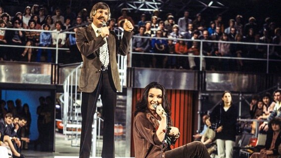 Henry Valentino und Uschi ("Im Wagen vor mir") bei einem Auftritt in der ZDF-Hitparade in den 1970er Jahren. © picture-alliance/ dpa Foto: Walter Becher