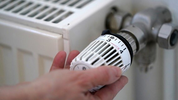 Eine Frau dreht an einem Heizungsthermostat. © picture alliance / dpa Foto: Marcus Brandt