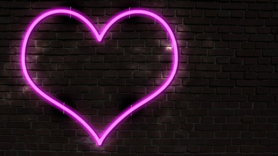 Ein Neonherz in pink an einer Hauswand © Colourbox 