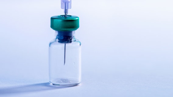 Eine Impfdosis und eine Spritze © photocase Foto: imagesines