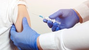 Eine Ärztin impft einen Jugendlichen. © Colourbox Foto: Volurol