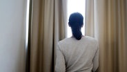 Eine Frau schaut aus einem Fenster ©  photocase.de Foto: inkje
