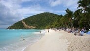 Urlauber am Strand von White Bay in der Karibik © picture-alliance Foto: Hilke Segbers