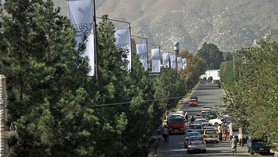Entlag einer Straße in Kabul wehen Fahnen der Taliban. © picture alliance / Xinhua News Agency Foto: Saifurahman Safi