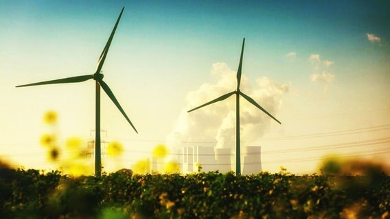 Windräder mit dahinterliegendem Kohlekraftwerk (Themenbild) © photocase.de Foto: birdys