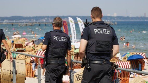 Polizeikontrolle am Strand an der Ostsee. © dpa Foto: Georg Wendt