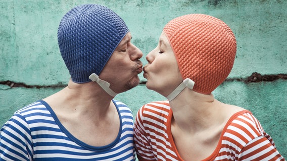 Ein Paar in historischer Badekleidung küsst sich. © photocase.de Foto: una.knipsolina