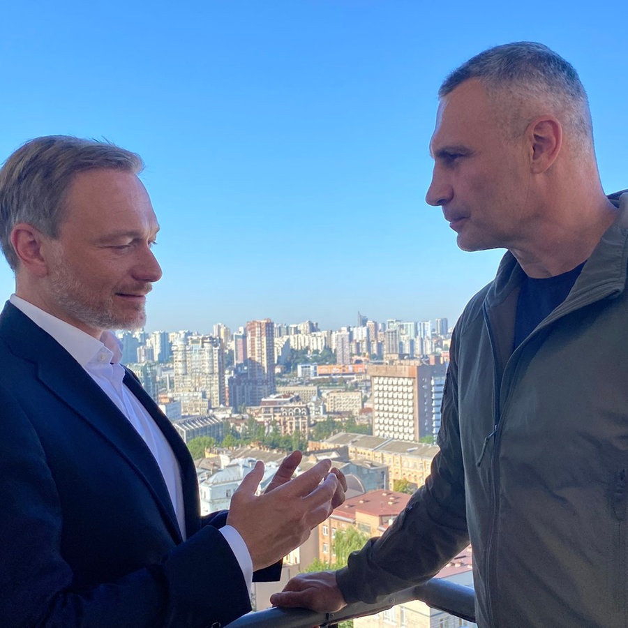 Christian Lindner (FDP), Bundesfinanzminister, kommt zu einem Gespräch mit Vitali Klitschko (r), Bürgermeister von Kiew, zusammen. © Andreas Hoenig/dpa 