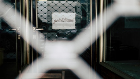 Ein Geschäft mit einem Schild "geschlossen" ©  photocase.de Foto: Eliza