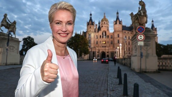 Manuela Schwesig (SPD) vor dem Schweriner Schloss © picture alliance/dpa/dpa-Zentralbild Foto: Jens Büttner
