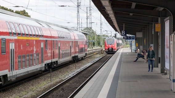 Zug fährt in Stralsunder Hauptbahnhof ein © imago images Foto: Jens Köhler