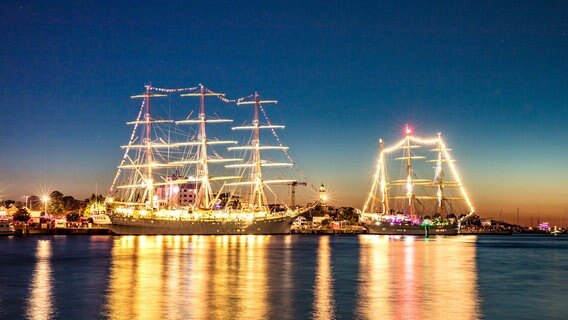 Zwei Hanse Sail Giganten schmücken den Abendhimmel in Warnemünde: Die Dar Młodzieży (links) und die Gorck Fock (rechts). © NDR Foto: Klaus Haase aus dem Ostseebad Prerow