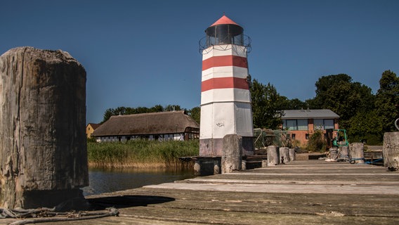 Fangfrischer Fisch gefällig? Kein Problem! Dieser kleine Hafen in Waase auf Rügen wird hauptsächlich von einheimischen Fischern genutzt. Besonderes Merkmal: Der weiß-rote Leuchtturm. © NDR Foto: Hartmut Heidrich aus Stralsund