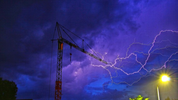 Blitze in Grimmen über einem Baustellenkran © NDR Foto: Anke Hanusik aus Grimmen
