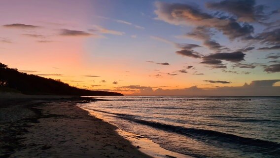 Dieser farbenfrohe Himmel sorgt für eine romantische Abendstimmung in Warnemünde. © NDR Foto: Marie Burkhardt aus Rostock