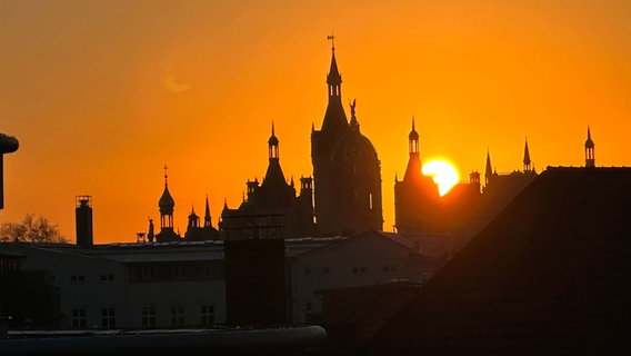 Elke schreibt zu ihrem Bild: "Über den Dächern von Schwerin ist das Schloß zu sehen - dazu ein perfekter Sonnenaufgang!" © NDR Foto: Elke Blum aus Seehof