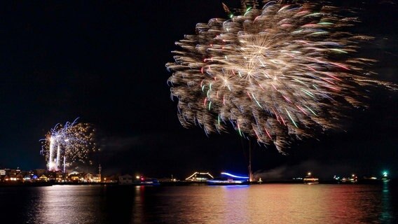 Frohes neues Jahr 2023! Silvester wurde in ganz Mecklenburg-Vorpommern kräftig gefeiert. Dieses schöne Feuerwerk ist in Warnemünde in den Himmel gegangen. © NDR Foto: Peter Lehmann aus Rostock