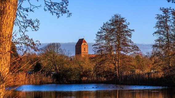 "Nach dem eher grauen Neujahrstag 2023 zeigt die Sonne, dass sie nicht ganz verschlafen hat", schreibt Marlis zu ihrem Bild vom Güstrower Dom. "Das lässt auf ein gutes Jahr hoffen." © NDR Foto: Marlis Börger aus Güstrow