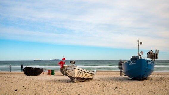 Gestrandete Boote auf einem Strand. © NDR Foto: Björn Melms aus Sellin