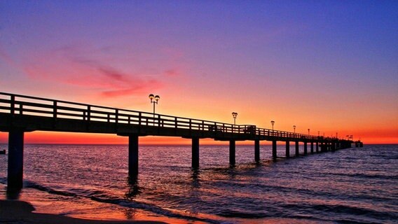 Sonnenuntergang an der Seebrücke Graal-Müritz. © NDR Foto: Anke Hanusik aus Grimmen