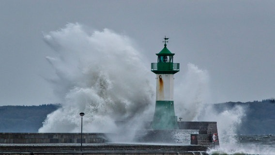 Hohe Wellen brechen am Sassnitzer Leuchtturm. © NDR Foto: Ulrike Kautzsch aus Dreschvitz