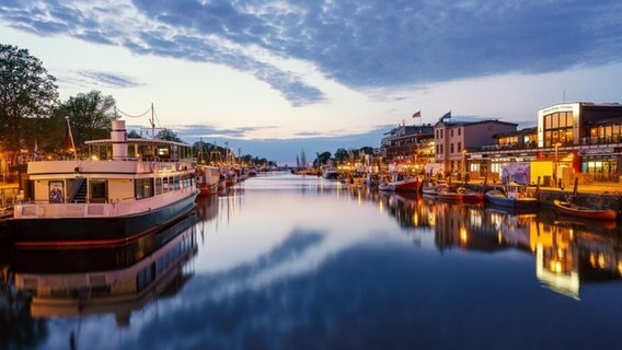 Der Kanal in Warnemünde zur blauen Stunde. © NDR Foto: Peter Lehmann