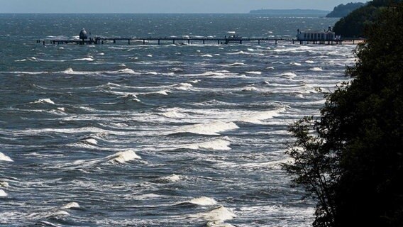 Der Blick zur Seebrücke Sellin bei Wind und Wellen. © NDR Foto: Jörg Richter aus Sassnitz