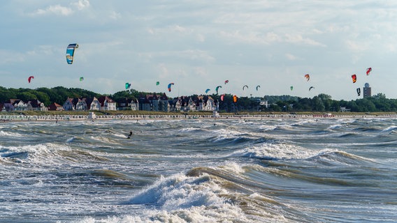 Hohe Wellen mit Kitesurfern. © NDR Foto: Peter Lehmann aus Rostock