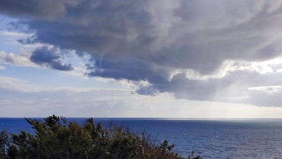 Eine Windhose bildet sich vor Hiddensee © NDR Foto: Kerstin Rosenfeld aus Rostock