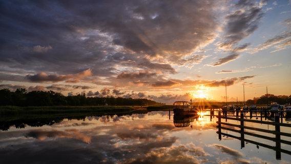 Sonnenaufgang im Hafen von Prerow. © NDR Foto: Sven Sasse-Rösch aus Weinheim