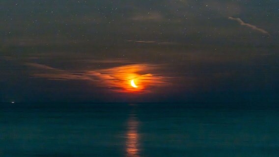 Der Mond über dem Strand von Prerow. © NDR Foto: Klaus Haase aus dem Ostseebad Prerow