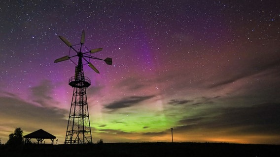 Polarlichter am Schöpfwerk in Groß Kordshagen. © NDR Foto: Marion Schmidt aus dem Ostseebad Barth