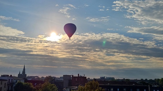 Ein Ballon über den Dächern von Schwerin. © NDR Foto: Sandra Pingel aus Schwerin