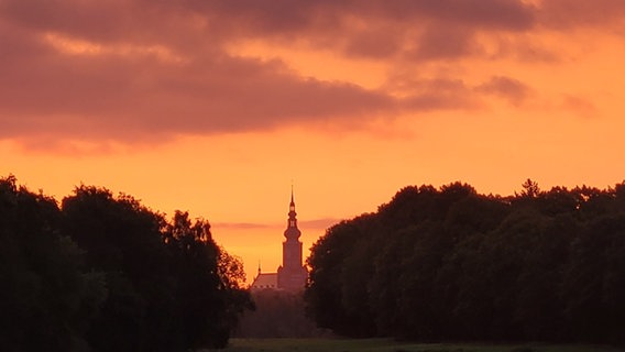 Dom St. Nicolai in Greifswald bei Sonnenuntergang. © NDR Foto: Barbara Lebert aus Neuenkirchen