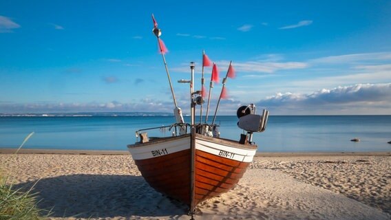 Fischerboot an der Binze Bucht, bei strahlend blauem Himmel. © NDR Foto: Björn Melms aus dem Ostseebad Sellin