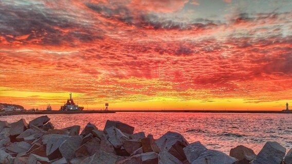 Sonnenaufgang über dem Sassnitzer Hafen. © NDR Foto: Erik Wohlgebohren aus Sassnitz