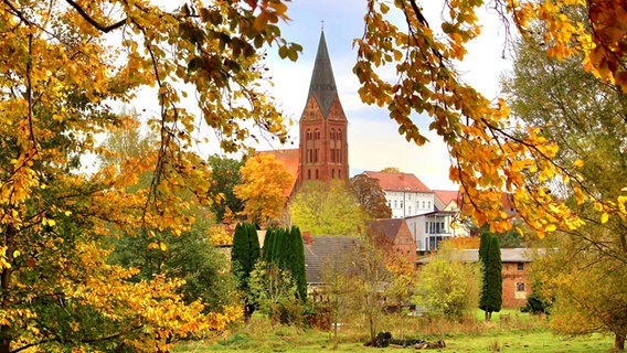 Die Kirche und das Rathaus in Gützkow. © NDR Foto: Margitta Kloth aus Gützkow